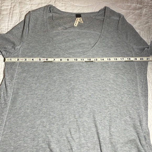 Free People We The Free Waffle Tunic Top Small Oversized Thumbholes Flowy Light - Picture 4 of 7